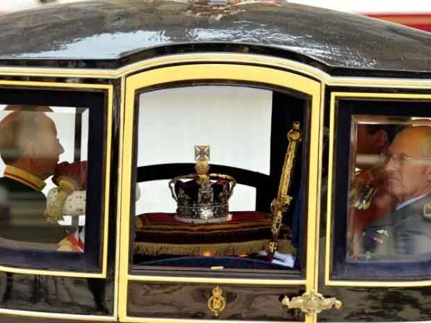 Queen's Regalia traving to the Palace of Westminster