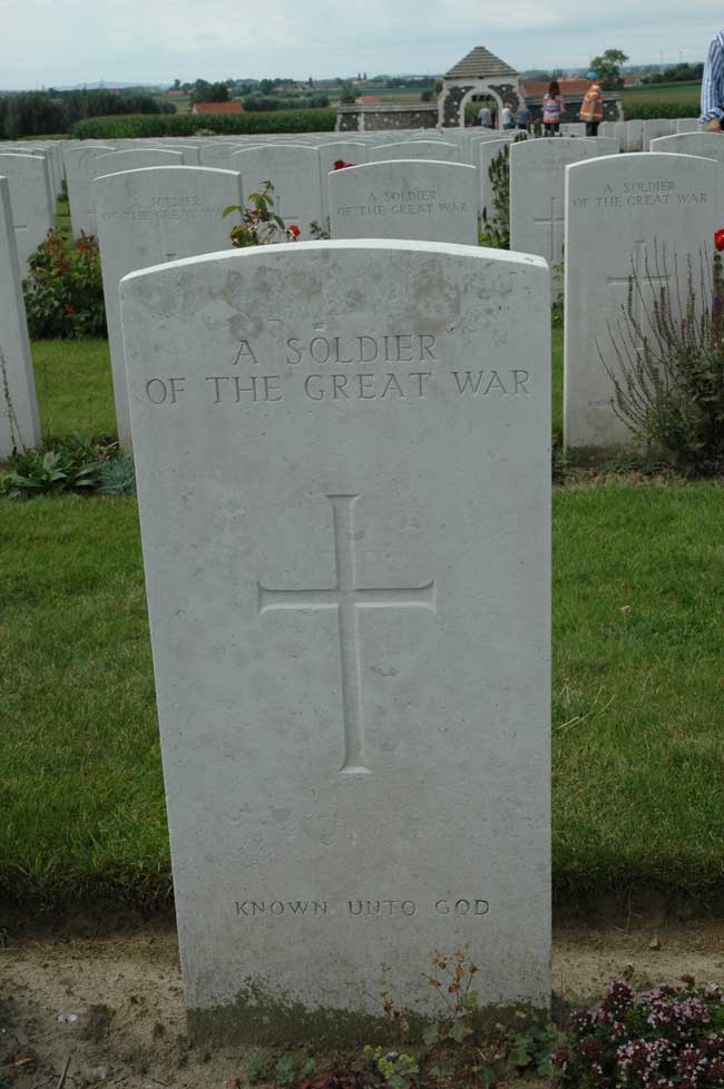 The grave of an unkown soldier in Tyne Cot Cemetery