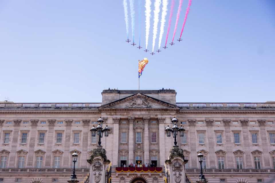 Red Arrows fly over Buckingham Palace